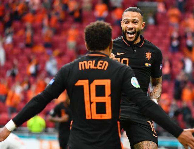 体育大巴黎官宣签下维纳尔杜姆